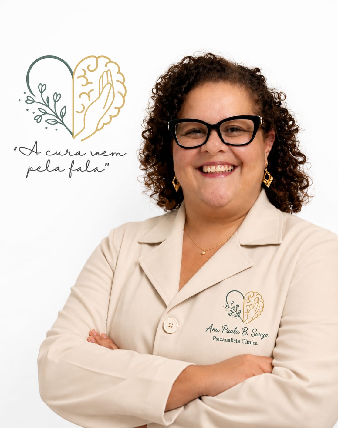 Ana Paula, psicanalista clínica, sorrindo, de braços cruzados